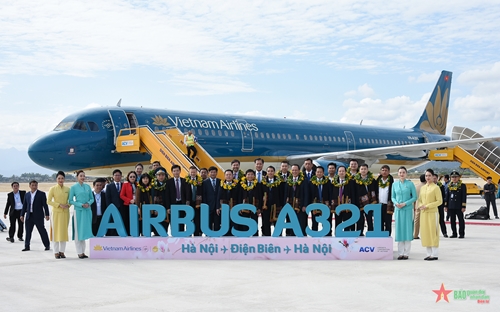 Chào đón những hành khách đầu tiên trên chuyến bay Hà Nội - Điện Biên bằng máy bay Airbus A321